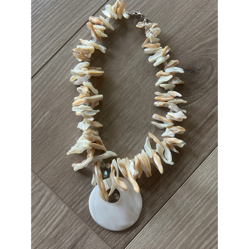 Shell Pendant Necklace with 925 Closure